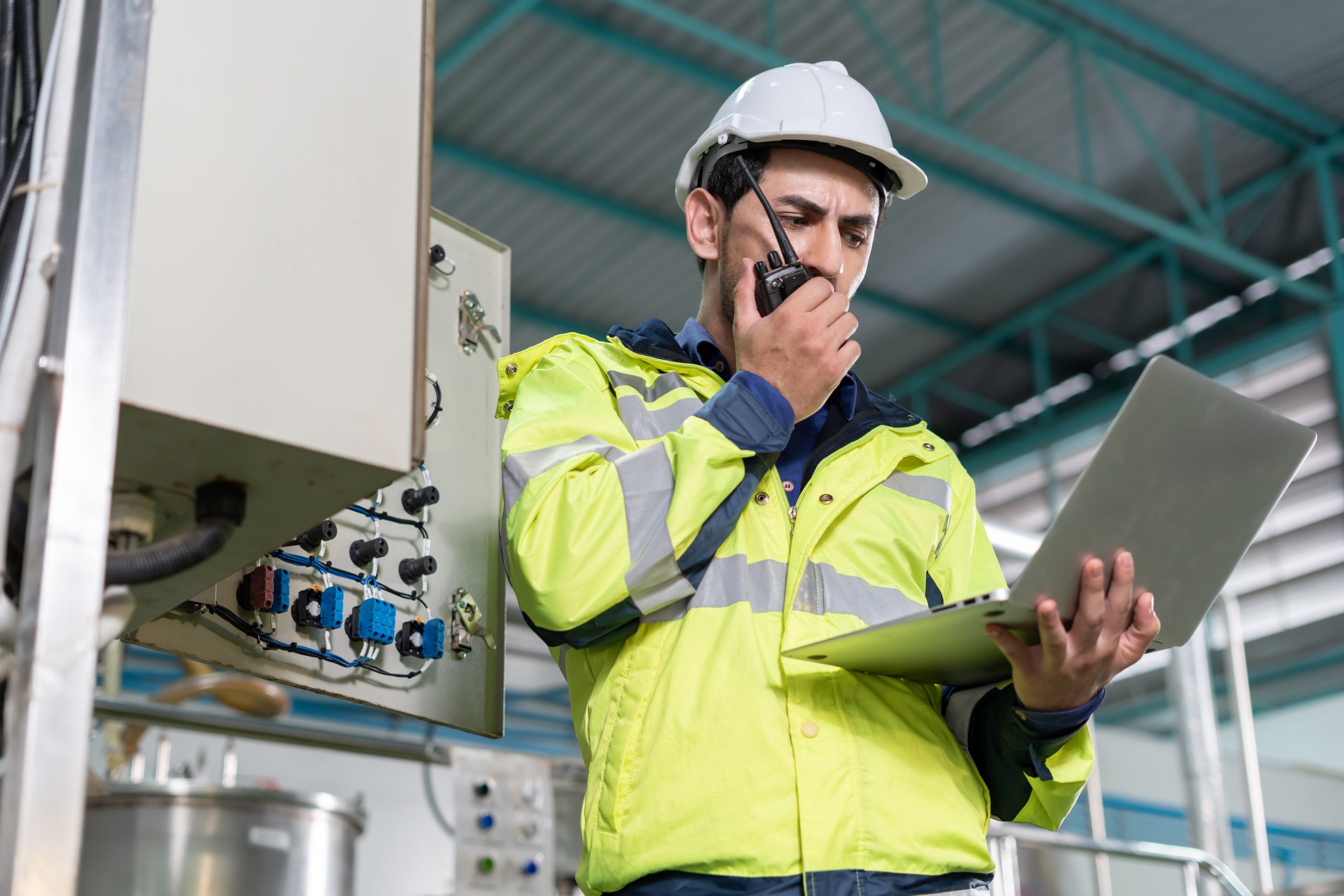 Engineers,Or,Factory,Managers,Wearing,Safety,Helmet,Inspect,The,Machines